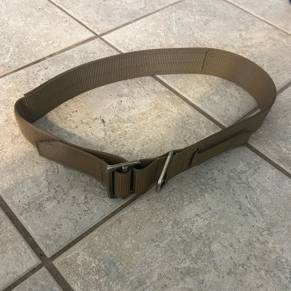 Men’s Wolf tactical tan belt size small. Fits size 28”-33”.